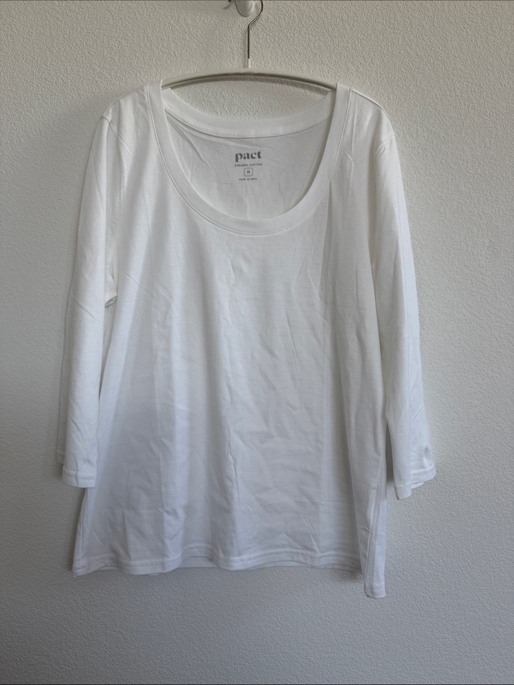 Pact Women's White Scoop Neck Cropped Sleeve Tee
